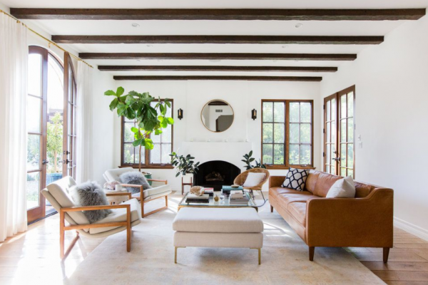 Ruang keluarga dengan perapian modern dan bukaan besar